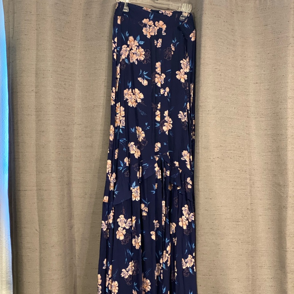 Cute little skirt with side slit.
